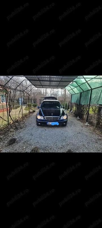 Second-hand Mercedes 220 143 CP (105 kW) 2002 Berlinǎ