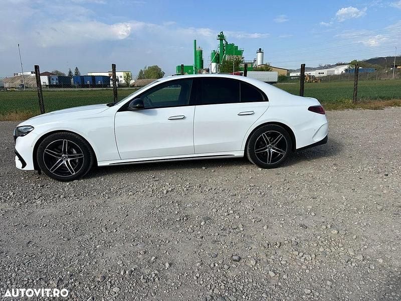 Second-hand Mercedes E200 AMG line 204 CP (150 kW) 2023 Culoarealb Berlinǎ