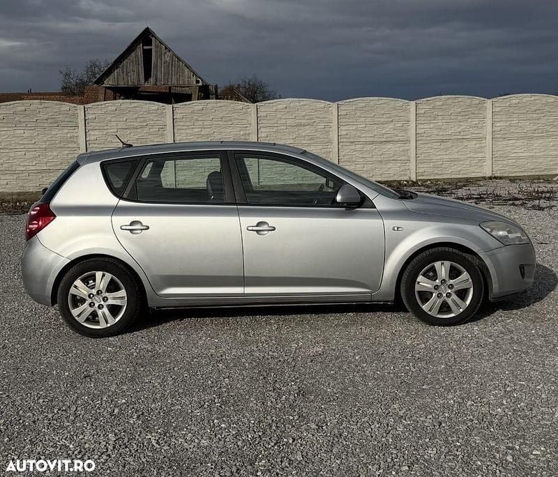 Second-hand Kia Ceed 122 CP (89 kW) 2009 Culoareargint Hatchback