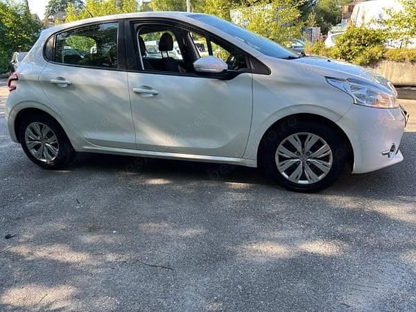 Utilizat 2012 Peugeot 208 Hatchback | 2.750 EUR - Imagine 1/4