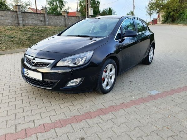 Negru Utilizat 2011 Opel Astra Hatchback | 5.100 EUR (Preț OK) - Imagine 1/4
