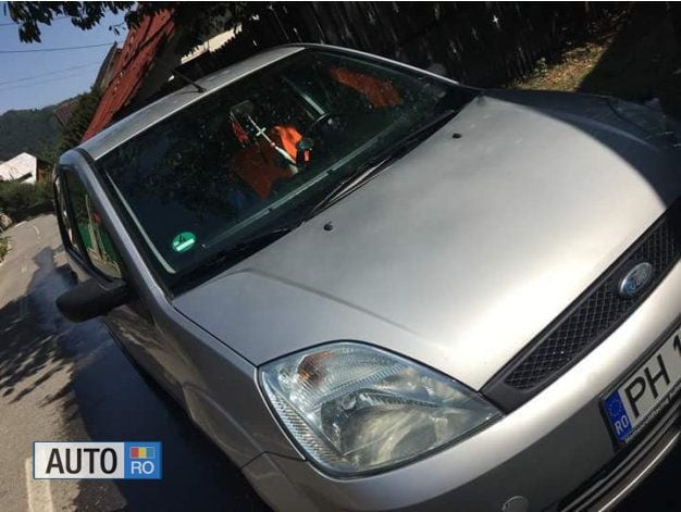 Second-hand Ford Fiesta 80 CP (58 kW) 2004 Argintiu Hatchback