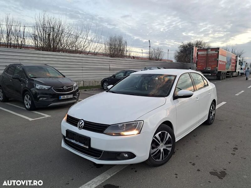 Alb Utilizat 2012 VW Jetta Berlinǎ | 4.990 EUR (Preț bun) - Imagine 1/4