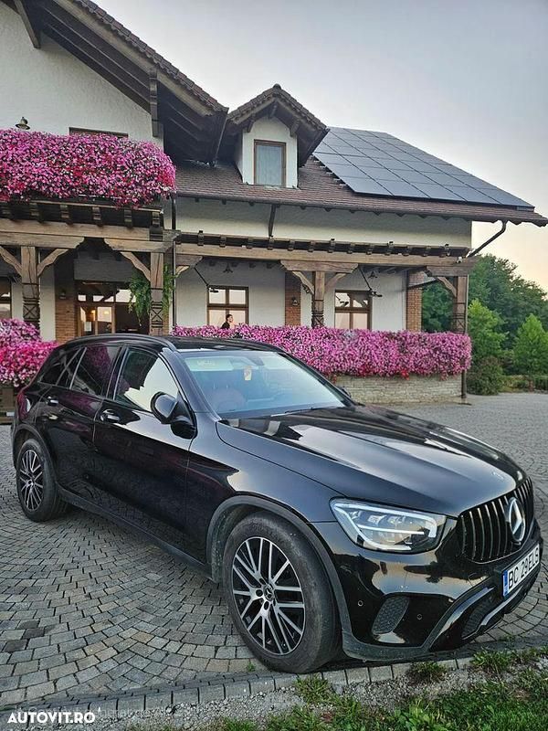 Second-hand Mercedes GLC300 245 CP (180 kW) 2019 Negru SUV