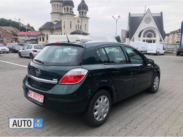 Second-hand Opel Astra 105 CP (77 kW) 2004 Verde Hatchback