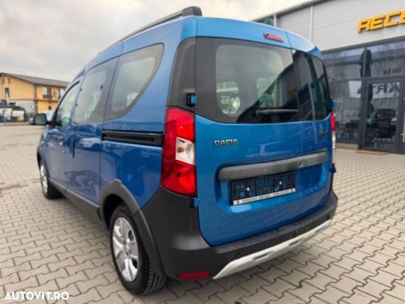 Second-hand Dacia Dokker Celebration 90 CP (66 kW) 2015 Culoarealbastru Monovolum