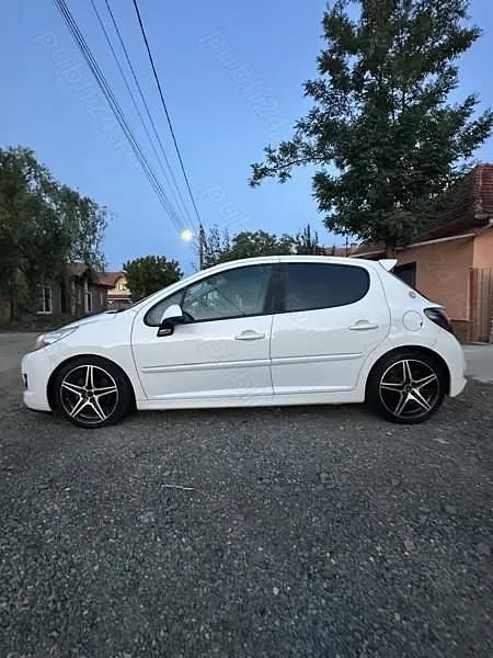 Alb Utilizat 2011 Peugeot 207 Hatchback | 2.700 EUR - Imagine 1/4