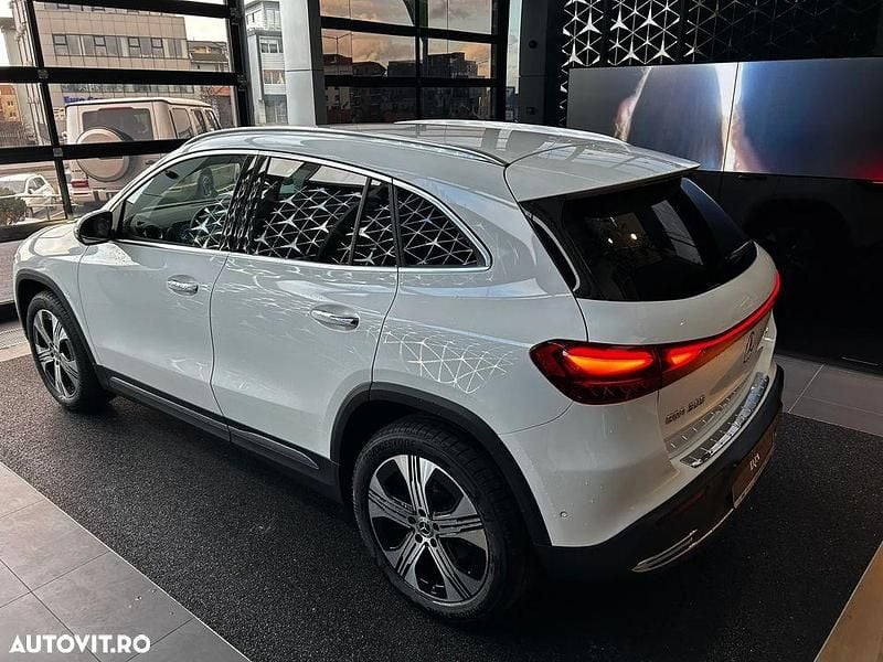 Second-hand Mercedes EQA300 Electric Art 167 kW (228 CP) 2024 Culoarealb SUV