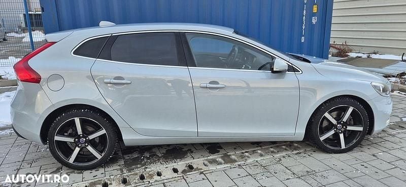 Second-hand Volvo V40 Summum 190 CP (139 kW) 2015 Culoarealte culori Hatchback