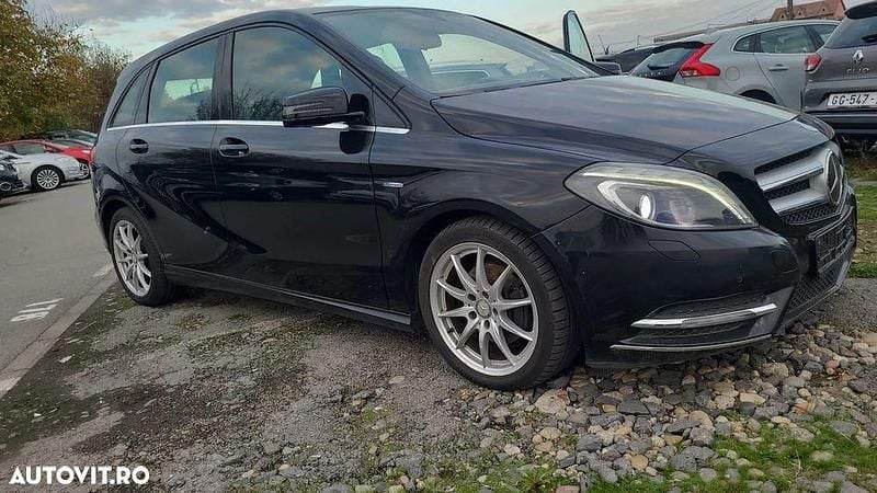 Second-hand Mercedes B180 109 CP (80 kW) 2012 Culoarenegru Monovolum