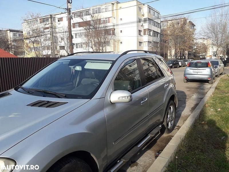 Gri Utilizat 2007 Mercedes ML320 SUV | 3.800 EUR (Super Preț) - Imagine 1/4