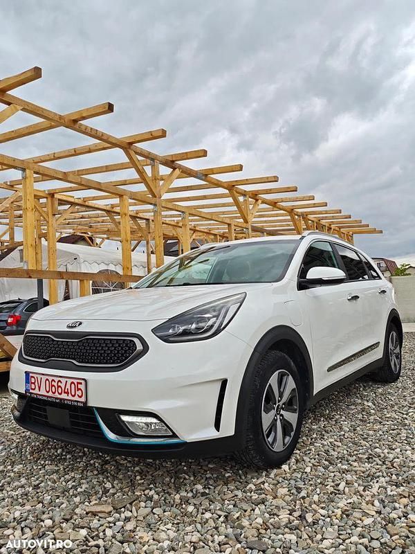 Alb Utilizat 2018 Kia Niro Premium SUV | 12.990 EUR (Preț bun) - Imagine 1/4