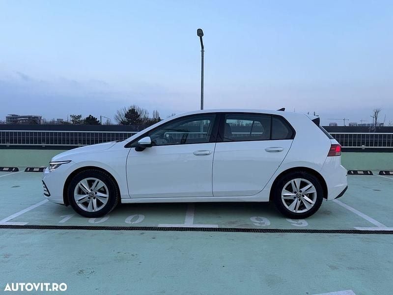 Second-hand VW Golf VIII Life 110 CP (80 kW) 2021 Culoarealb Hatchback