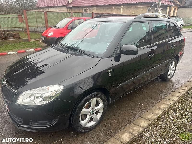 Culoarenegru Utilizat 2012 Skoda Fabia Family Break | 3.590 EUR (Preț OK) - Imagine 1/4
