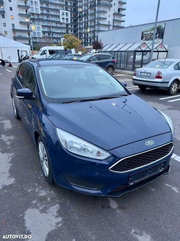 Culoarealbastru Utilizat 2017 Ford Focus Titanium Hatchback | 6.999 EUR (Super Preț) - Imagine 1/4