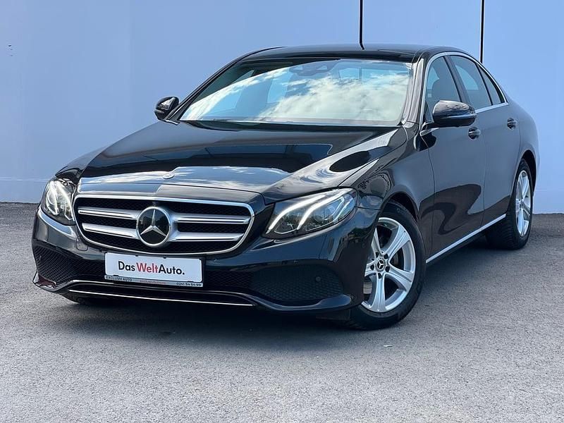 Negru metalic Utilizat 2017 Mercedes E220 | 26.500 EUR (Preț bun) - Imagine 1/4