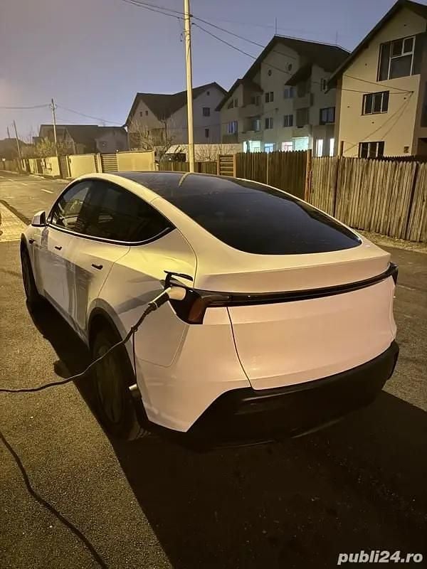 Second-hand Tesla Model Y Standard Range 220 kW (300 CP) 2025 SUV