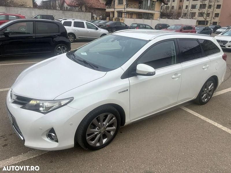 Second-hand Toyota Auris Hybrid 99 CP (72 kW) 2014 Culoarealb Break