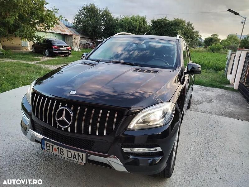 Culoarenegru Utilizat 2014 Mercedes ML250 SUV | 17.600 EUR (Puțin scump) - Imagine 1/4