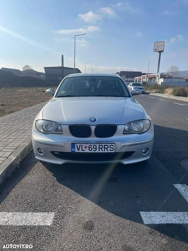 Culoareargint Utilizat 2006 BMW 120 Sport Line Hatchback | 2.450 EUR - Imagine 1/4