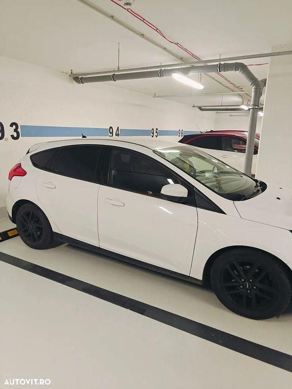 Second-hand Ford Focus 120 CP (88 kW) 2015 Culoarealb Hatchback