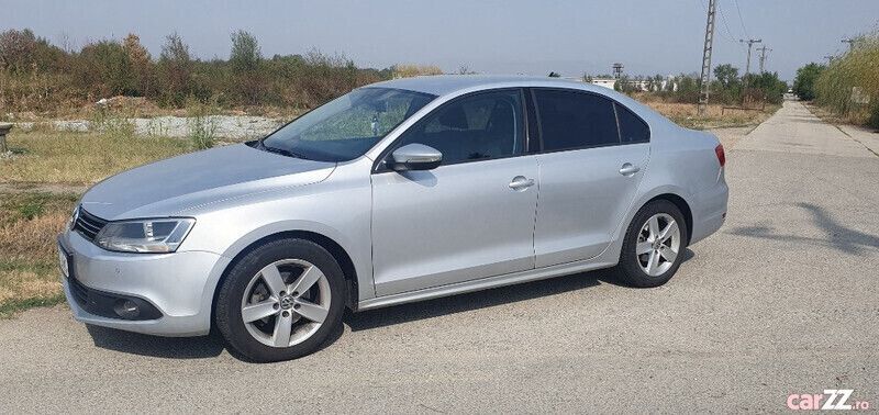 Argintiu Utilizat 2011 VW Jetta Highline Berlinǎ | 7.790 EUR (Scump) - Imagine 1/4