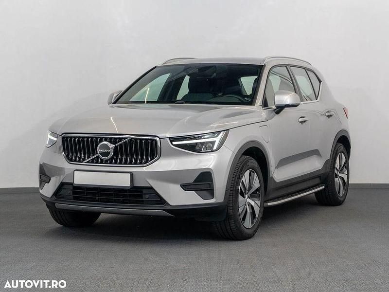 Argintiu Utilizat 2023 Volvo XC40 Plus SUV | 46.131 EUR (Puțin scump) - Imagine 1/4