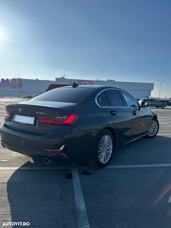 Second-hand BMW 330e Luxury Line 292 CP (214 kW) 2019 Culoaregri Hatchback