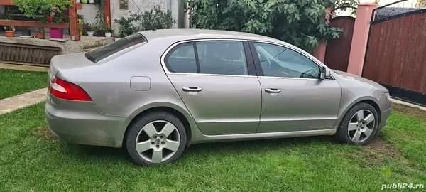 Utilizat 2009 Skoda Superb Berlinǎ | 4.200 EUR (Preț OK) - Imagine 1/4