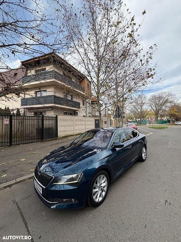 Culoarealbastru Utilizat 2019 Skoda Superb Ambition Berlinǎ | 14.990 EUR (Preț bun) - Imagine 1/4