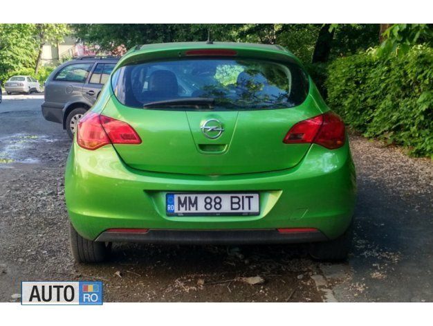 Second-hand Opel Astra 115 CP (84 kW) 2010 Verde Hatchback