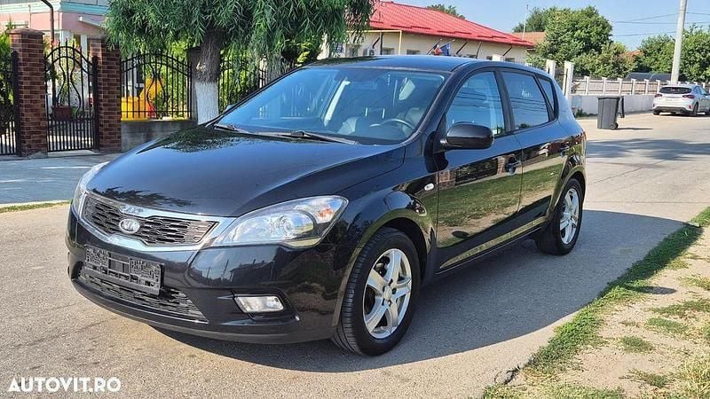 Negru Utilizat 2010 Kia Ceed DREAM-TEAM Edition Hatchback | 3.999 EUR (Preț bun) - Imagine 1/4
