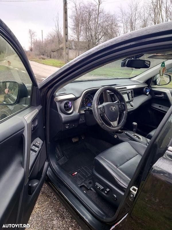 Second-hand Toyota RAV4 151 CP (111 kW) 2014 Culoarenegru SUV