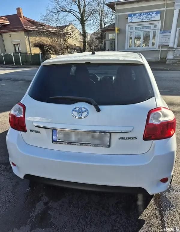 Second-hand Toyota Auris 90 CP (66 kW) 2012 Alb Hatchback