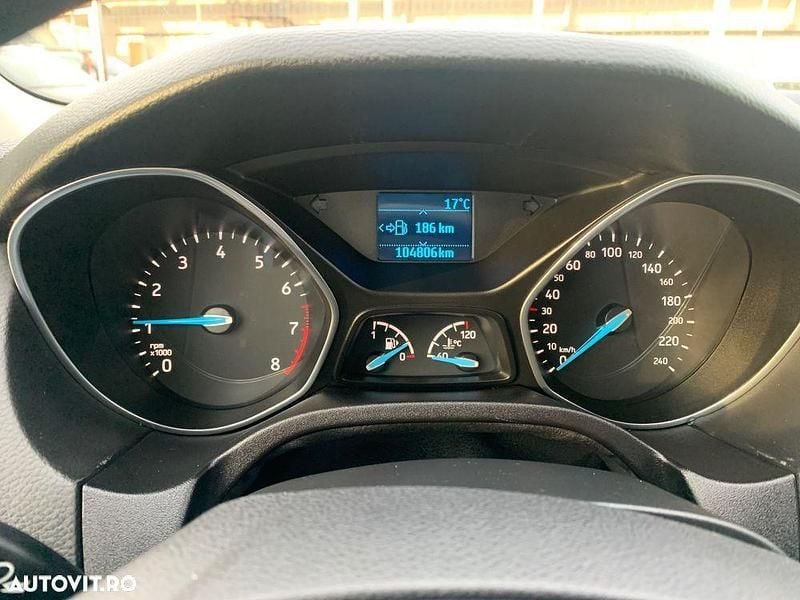 Second-hand Ford Focus Trend 100 CP (73 kW) 2017 Culoarealb Hatchback