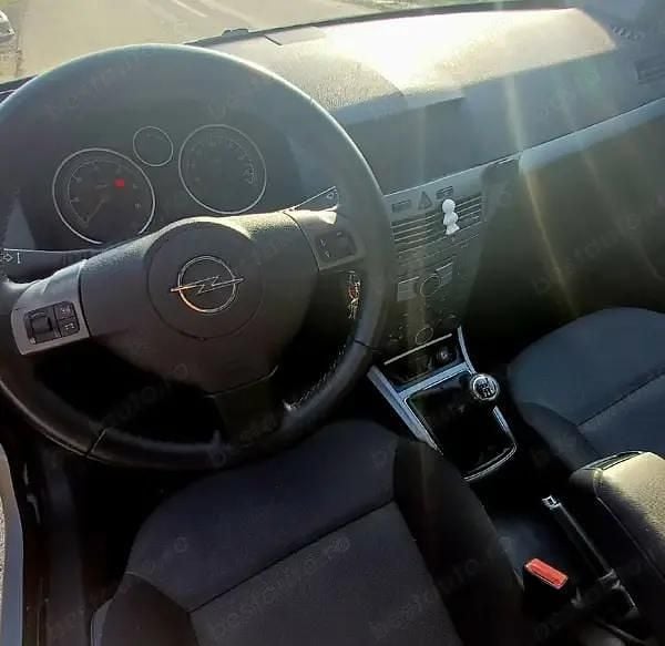 Second-hand Opel Astra 100 CP (73 kW) 2004 Argintiu Hatchback