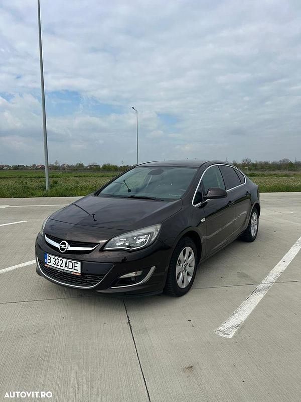 Second-hand Opel Astra 136 CP (100 kW) 2015 Culoaremaro Berlinǎ