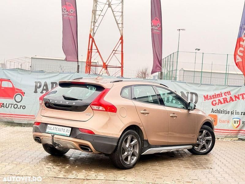 Second-hand Volvo V40 Momentum 150 CP (110 kW) 2014 Culoaregalbeuriu Hatchback