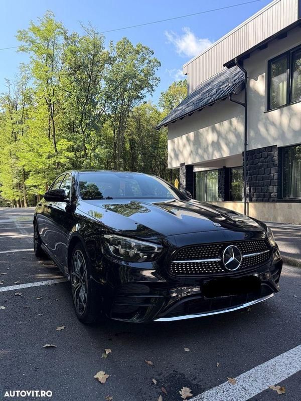 Culoarenegru Utilizat 2022 Mercedes E220 AMG line | 39.500 EUR (Preț OK) - Imagine 1/4