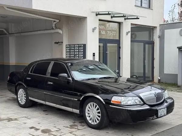 Second-hand Lincoln Town Car 240 CP (176 kW) 2003 Negru Berlinǎ