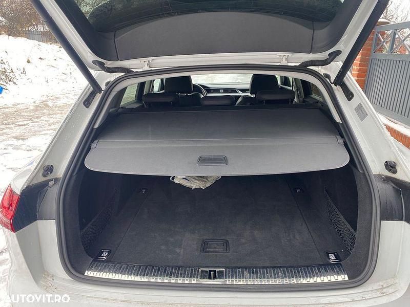 Second-hand Audi e-tron 319 kW (435 CP) 2020 Culoarealb SUV