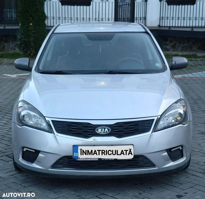 Culoareargint Utilizat 2011 Kia Ceed Hatchback | 2.850 EUR (Super Preț) - Imagine 1/4