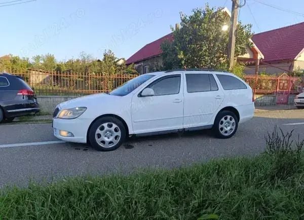 Alb Utilizat 2009 Skoda Octavia Break | 3.299 EUR (Preț bun) - Imagine 1/4