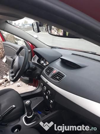 Roșu Utilizat 2009 Renault Mégane III Hatchback | 1.800 EUR (Preț OK) - Imagine 1/4