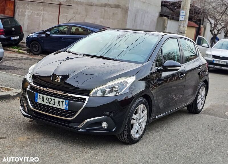 Negru Utilizat 2018 Peugeot 208 Style Hatchback | 7.099 EUR (Preț OK) - Imagine 1/4