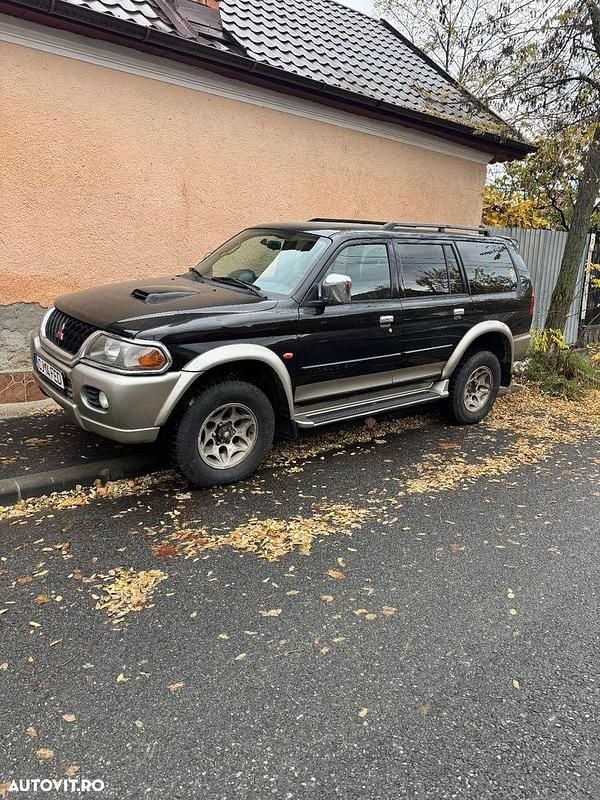 Culoarenegru Utilizat 2002 Mitsubishi Pajero Top SUV | 6.200 EUR (Preț bun) - Imagine 1/4