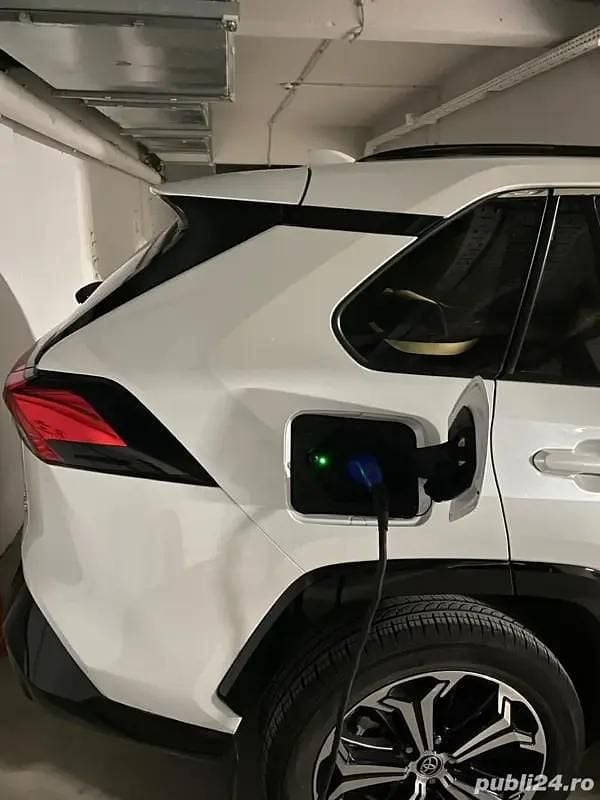 Second-hand Toyota RAV4 Hybrid Style 306 CP (225 kW) 2023 Culoarealb SUV