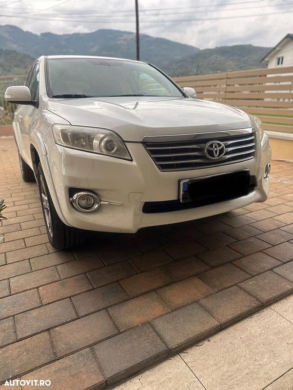 Culoarealb Utilizat 2011 Toyota RAV4 Luxury SUV | 9.800 EUR (Scump) - Imagine 1/4