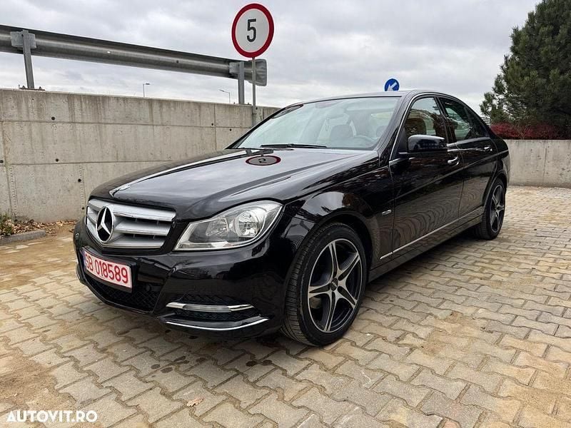 Culoarenegru Utilizat 2012 Mercedes C200 Avantgarde Edition Berlinǎ | 8.250 EUR (Super Preț) - Imagine 1/4