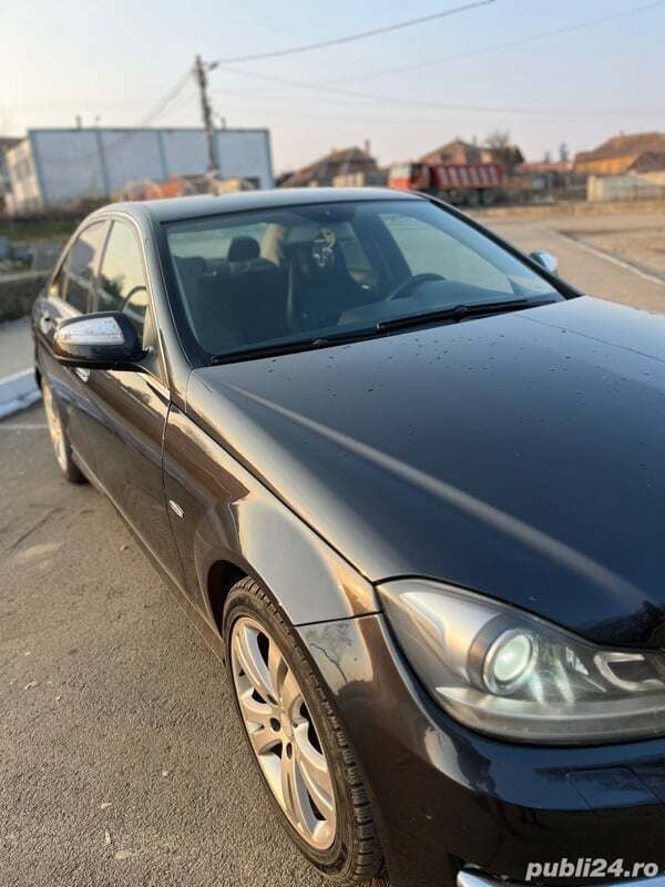 Second-hand Mercedes 220 170 CP (125 kW) 2009 Berlinǎ